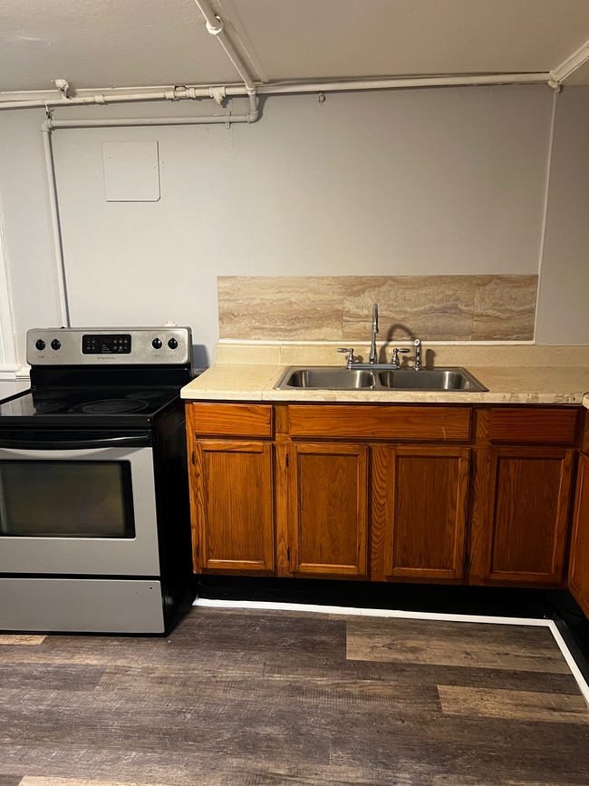 KITCHEN - 516 4th St Unit #1