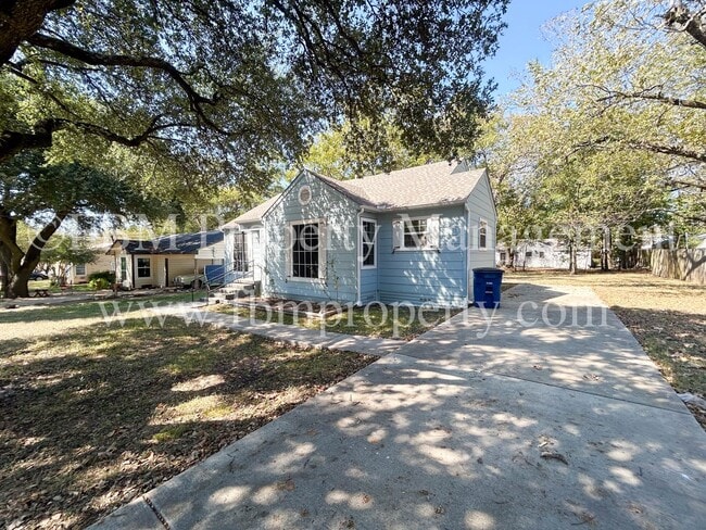 Photo - 608 W Lake St