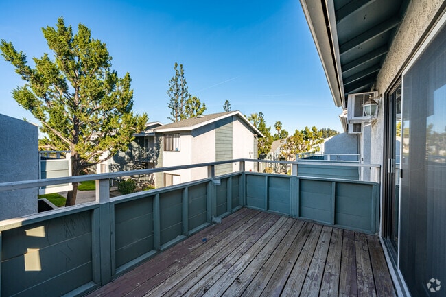 2BR, 1.5BA - 950SF - Balcony