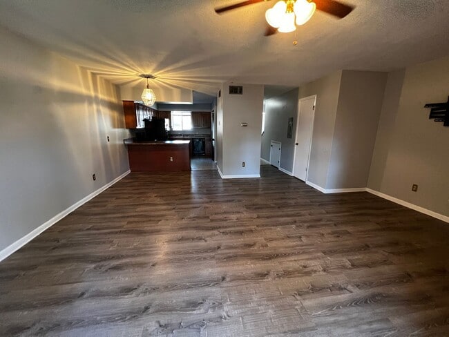 Photo - Beautiful 2 Bedroom 2.5 Bath - Available Now in Mandarin!