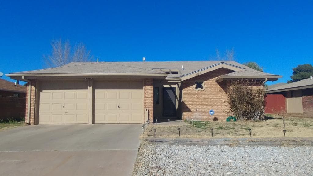 Beautiful views of the mountains on quiet street - Beautiful views of the mountains on quiet street