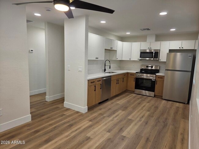Building Photo - 824 N 11th Ave Unit 1