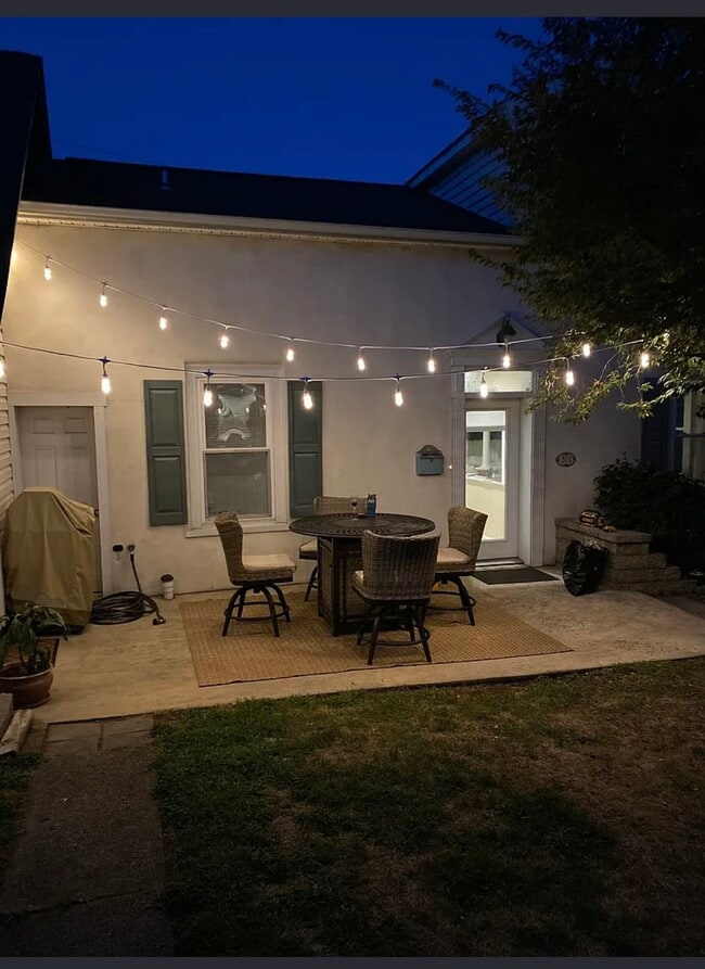 Building Photo - 301 W Market St Unit Carriage house