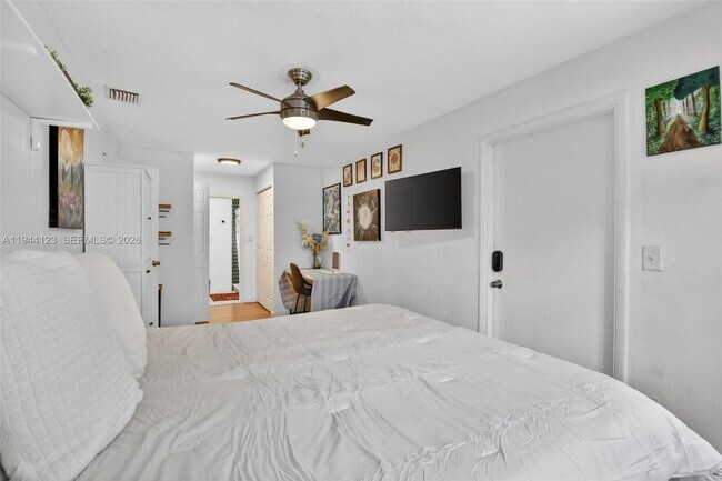 Photo - 6238 Hayes St Unit 1