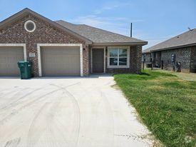 Building Photo - 108 1/2 Surrey Ln 700A Rental