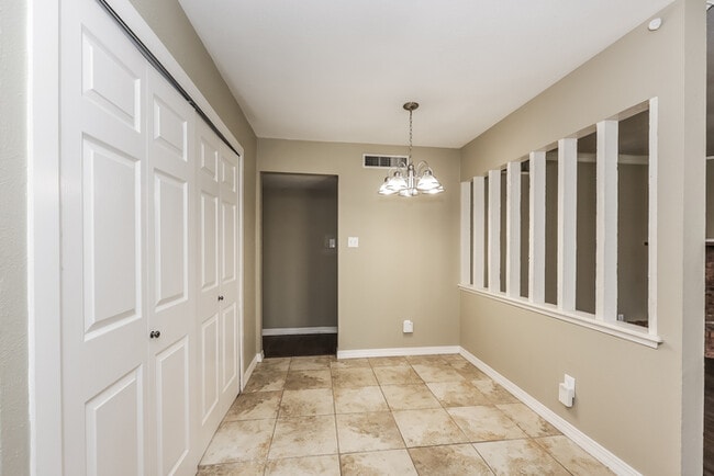 Photo - 404 Woodcrest Way