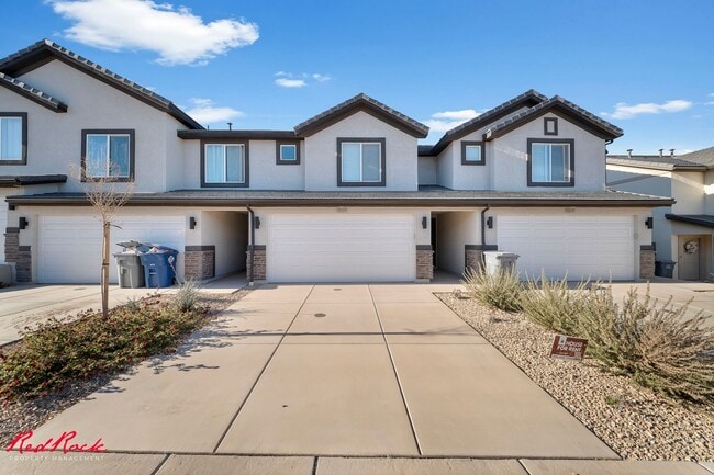 Building Photo - Beautiful 3 Bed Townhome with Amazing Amenities! 6 Month Lease