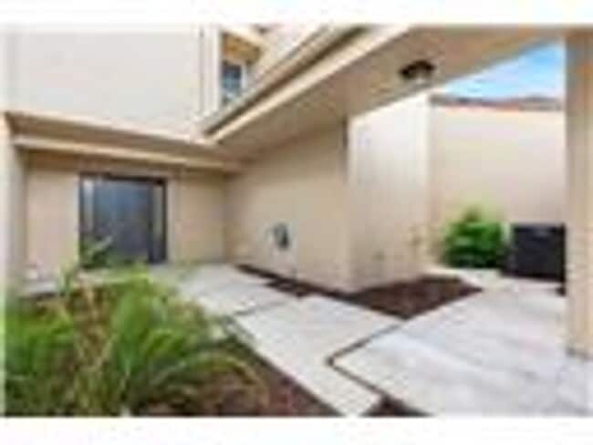 Building Photo - Make your lake dreams come true! Rental
