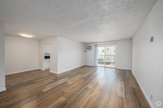 1BR, 1BA - 695SF - Living Room/Dining Room