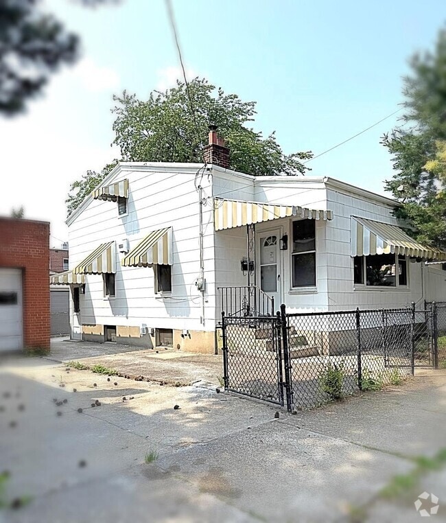 Building Photo - 21-72-72 48th St Rental