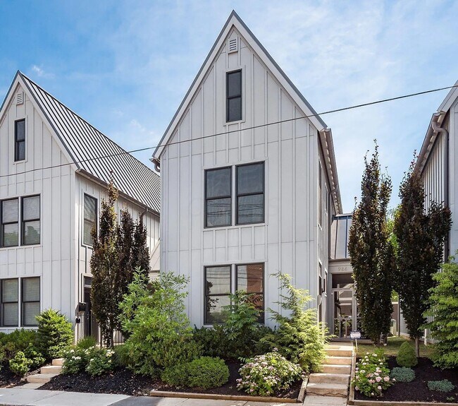 Photo - 986 Summit St