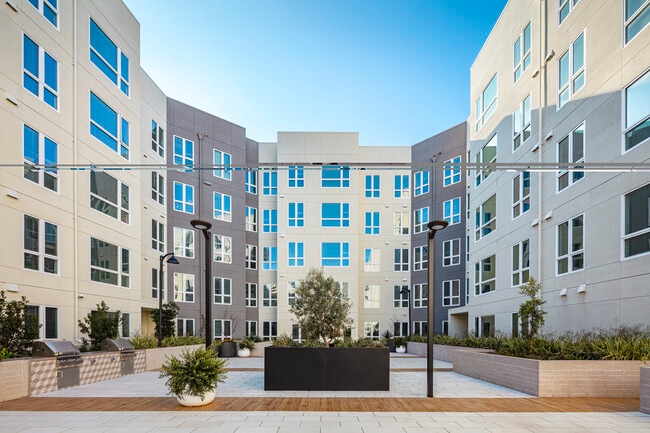 Building Photo - View at Blossom Hill