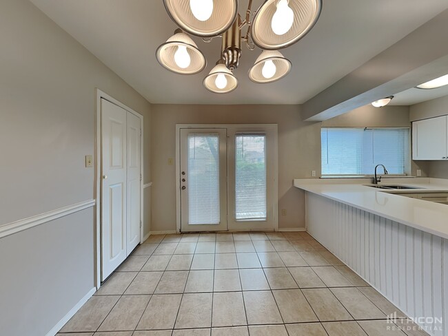 Photo - 1122 Oakbluff Dr
