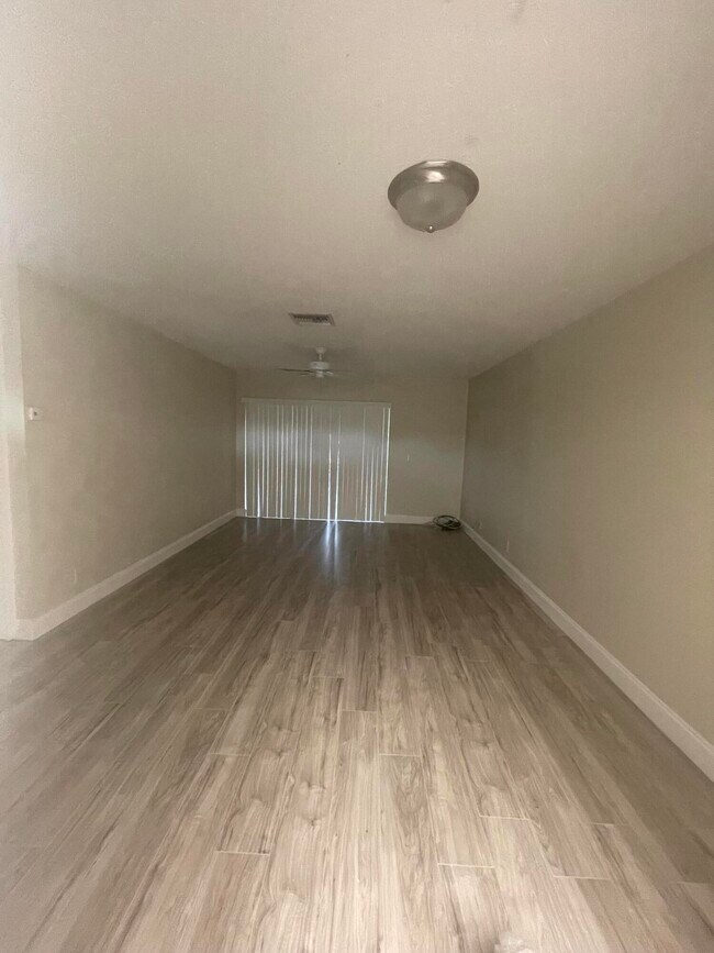 2676 Dudley Dr E Unit B