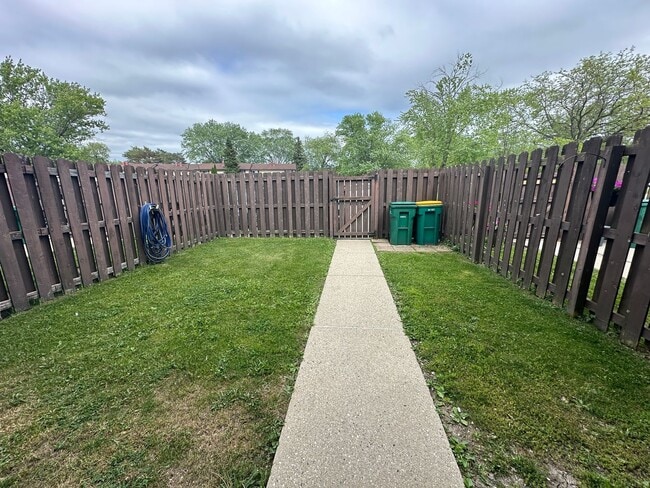 Photo - 3BD/1.5BA Townhome Condo in Germantown!