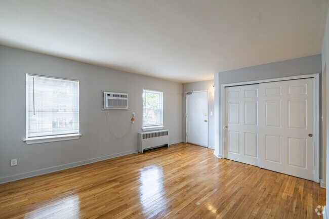 2BR, 2BA - 860SF - Living Room