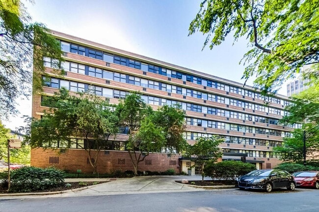 Building Photo - 2300 N Commonwealth Ave Unit 2C