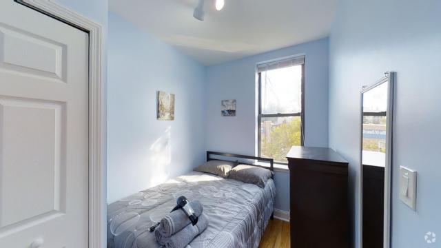 Building Photo - 3 bedroom in ASTORIA NY 11106 Unit 2 Rental