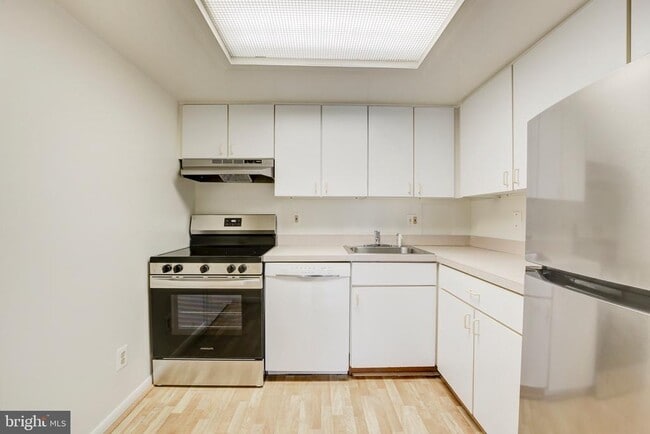 Building Photo - 1700 17th St NW Unit 406