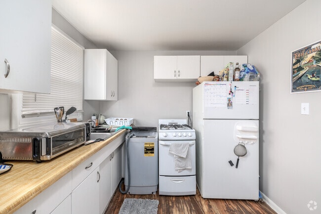 Camp - 2BR, 1BA - 750SF - Kitchen - Classic American