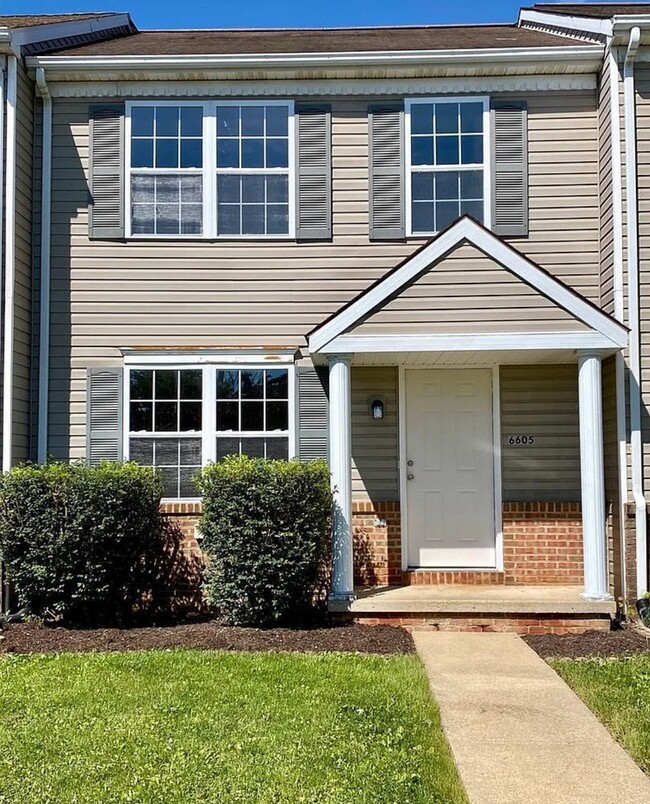 Building Photo - 6605 Hollow Dr Rental