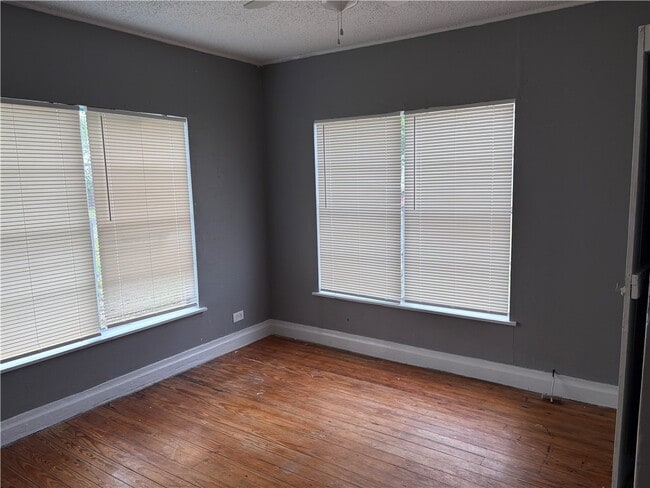 Photo - 701 W Lakeside Dr