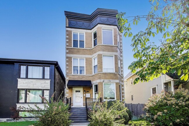 Building Photo - 2733 N Mozart St Unit 3