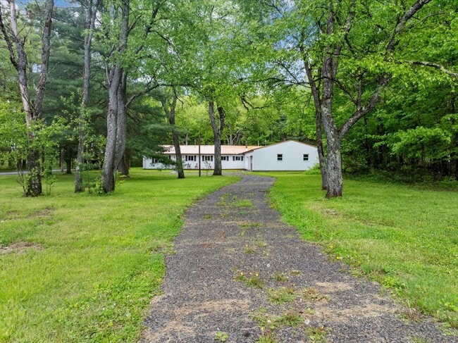 Photo - 4 bedroom 2 Bathroom Luxury Rental!