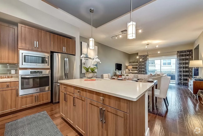 Building Photo - Designer Interiors. Premier Location. Effo... Unit CHV Rental