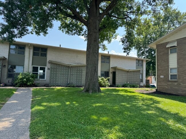 Building Photo - 61 Sutton Ct Unit 61
