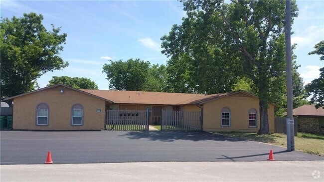 Building Photo - 410 Old Thorndale Rd Rental
