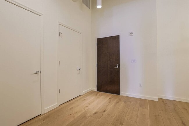 400 Pike St Unit 903