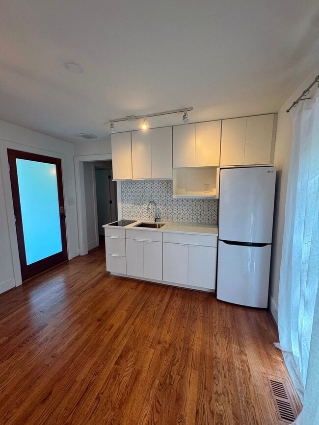 Building Photo - Gorgeous Studio Apartment in Downtown Raleigh Unit B