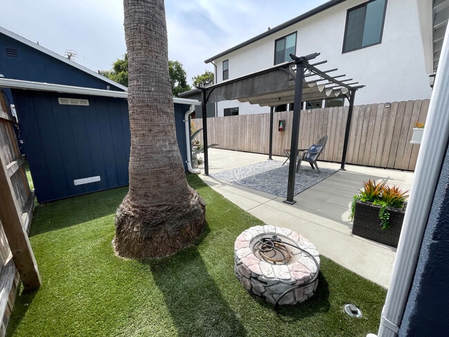 Spacious Garden Patio Area (with gas fire pit)