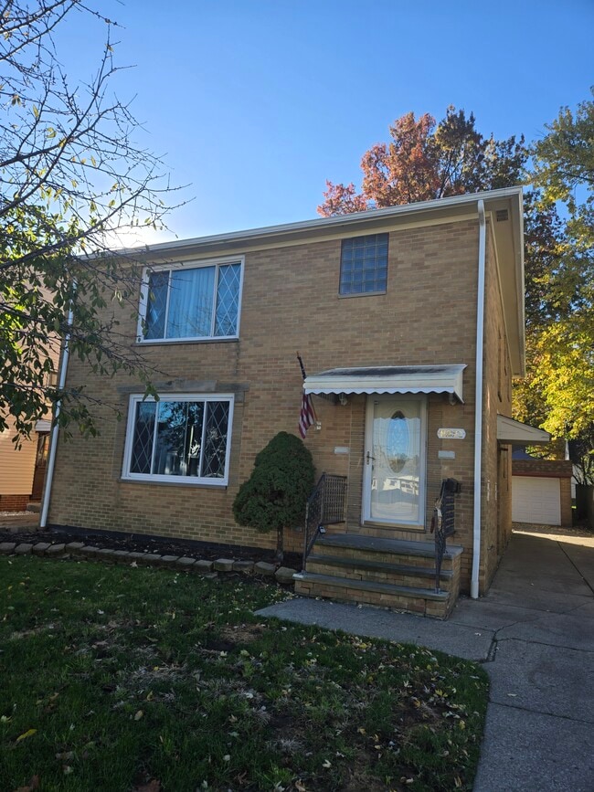 Building Photo - 8221 Pelham Dr Unit Upper