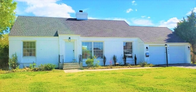 Building Photo - 3 Bed 1.5 Bath 2 car garage in Nichol's Hills Addition NW OKC