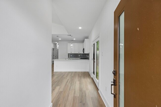 Photo - 8109 Hamlet St