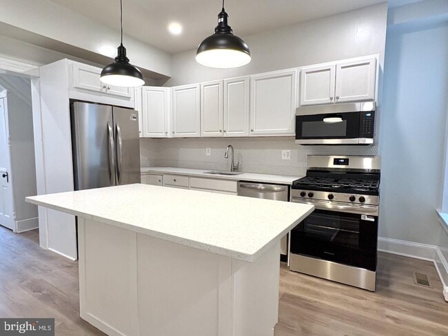 Photo - 406 W 28th St