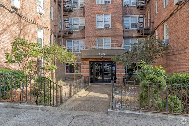 Entrada - 325 E 201st St