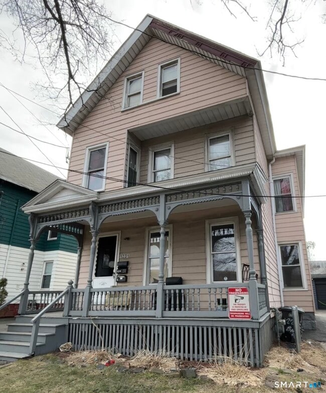 Building Photo - 1231 State St Unit First Floor