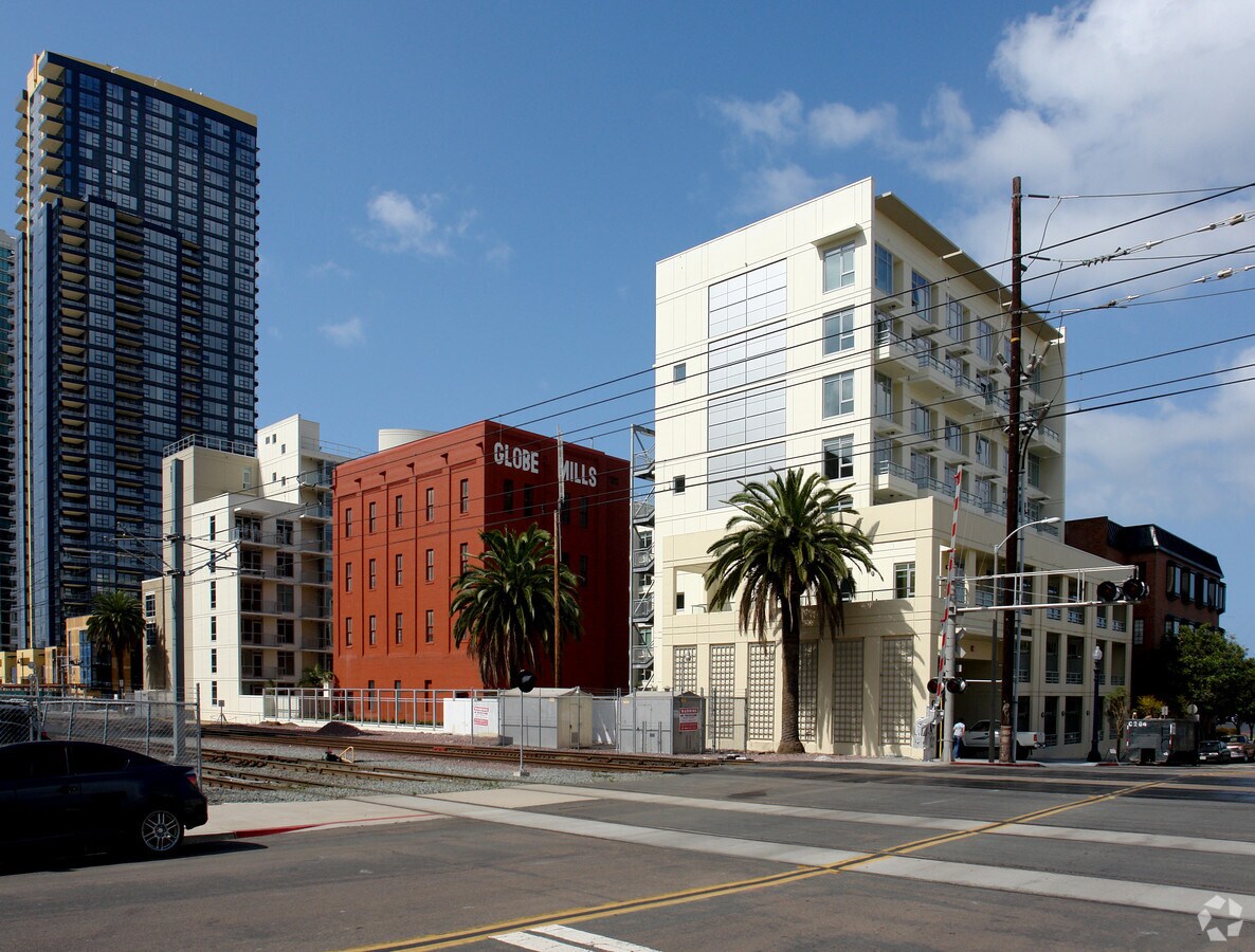 Photo - 825 W Beech St Apartments