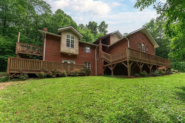 Building Photo - Mountain Retreat! -Bonus Spaces! Rental