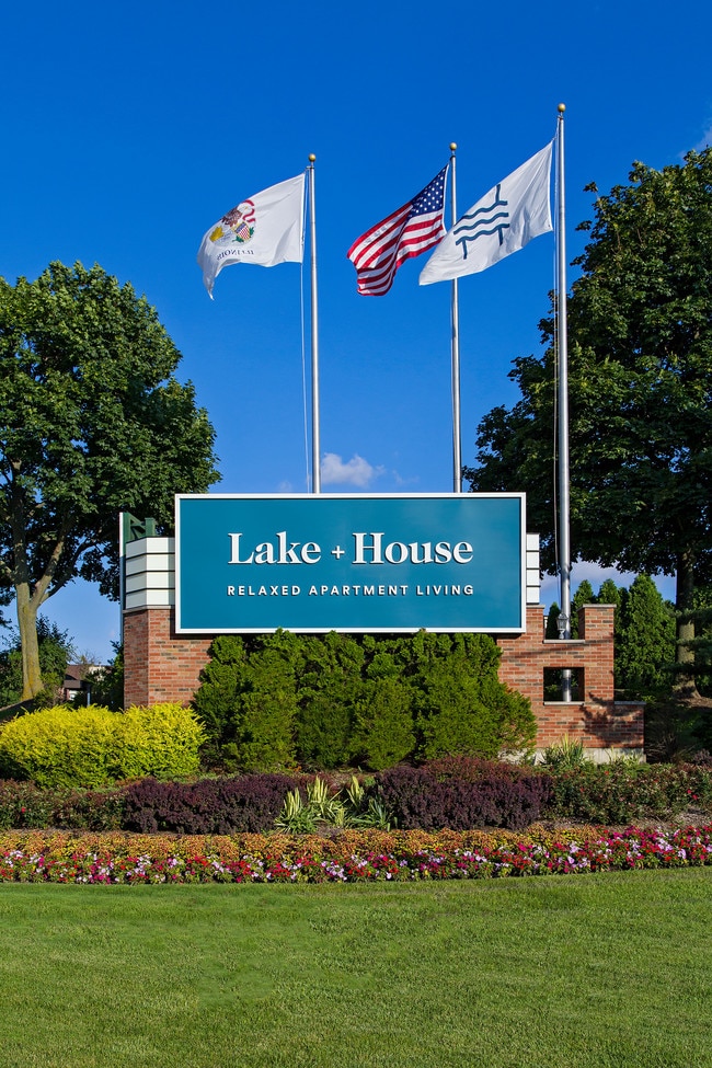Lake+House Apartments