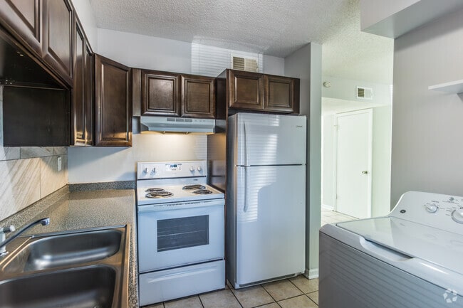 2BR, 1.5BA - 969SF - Kitchen