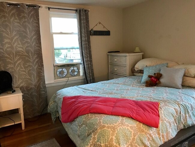 Building Photo - 136 Wrentham St Unit 3R