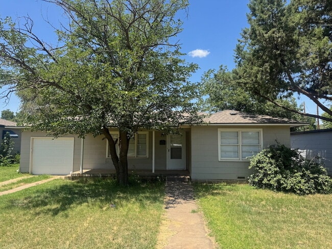 Charming 2 Bed 1 Bath 1 Car Garage Home - Charming 2 Bed 1 Bath 1 Car Garage Home