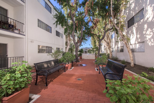 Photo - Tarzana Springs