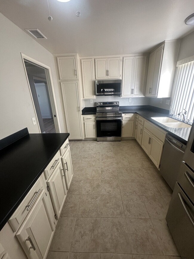 $3,400 - Charming Ground-Floor 2 Bed / 2 Bath Condo in Desirable Oaks North 55+ Community