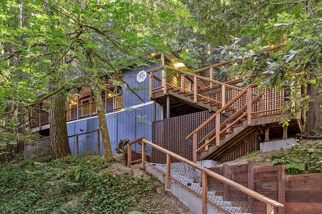 Building Photo - Fully furnished hillside 2 bedroom., 2 bat... Rental