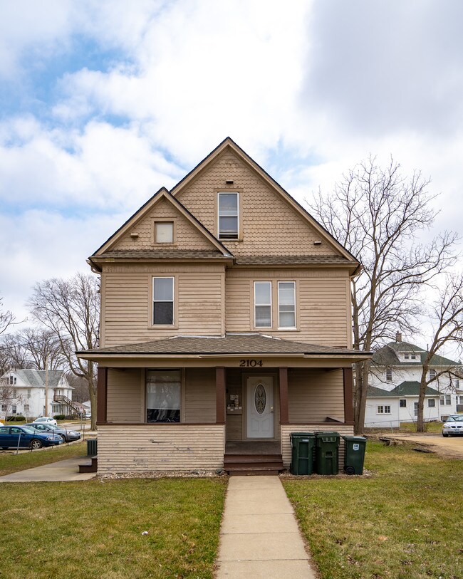 Photo - 2104 College St